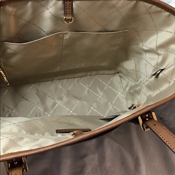 Michael Kors tote and wallet - Picture 4 of 5